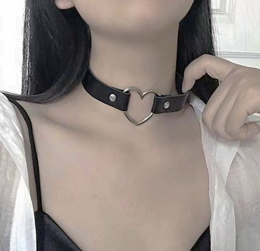 Black heart choker